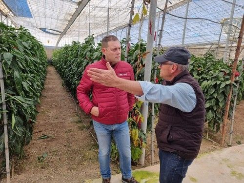 Francisco Marín, Account Manager de BASF, junto a un agricultor.