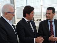 El consejero de Economía, Innovación, Ciencia y Empleo de la Junta de Andalucía, José Sánchez Maldonado, el alcalde de El Ejido, Francisco Góngora Cara, y el director general de Gas Natural Andalucía, Raúl Suárez Álvarez