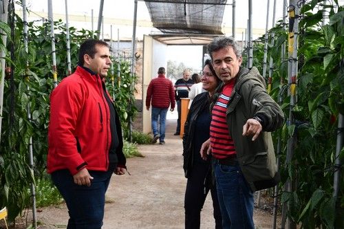 Atendiendo a parte de los agricultores asistentes.