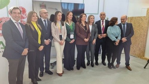 Autoridades de Almería junto a Lorena Garía de Izarra, de Extenda, y la consejera de Agricultura de la Junta de Andalucía, Carmen Crespo