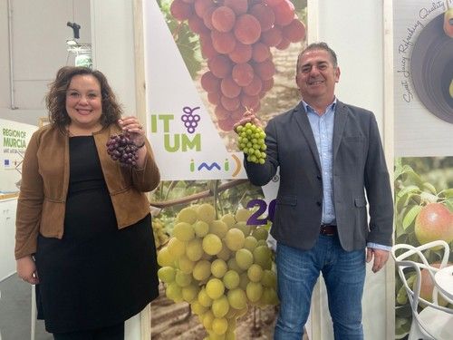 María Ángeles Cascales y Manuel Tornel, de ITUM, la Sociedad Murciana de Investigación y Tecnología de Uva de Mesa