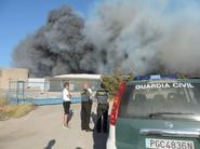 El humo de dos tonalidades se mezclaba afectando a los invernaderos colindantes.