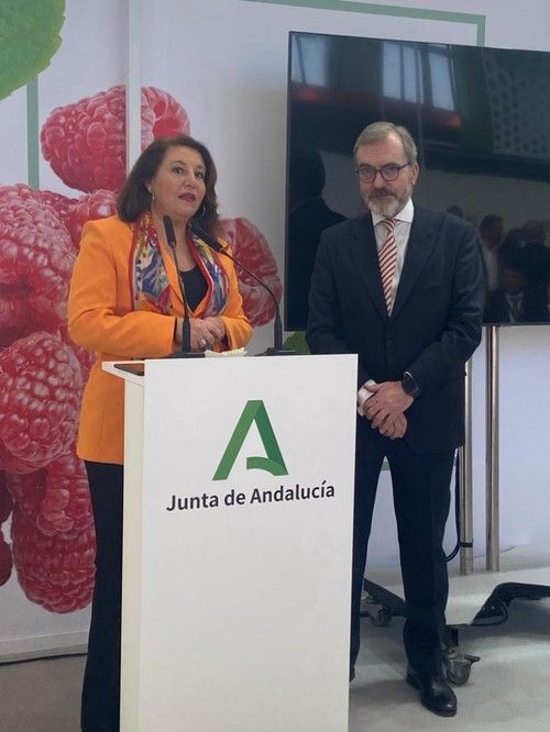 La consejera Carmen Crespo con el embajador de España en Alemania, Ricardo Martínez.