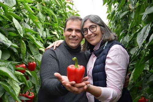 José Ramón Martínez Arnau y Elvira Vitores posan orgullosos con una pieza de Bikos.