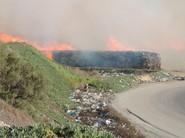 Balas de materia vegetal seca empaquetadas en pleno incendio.