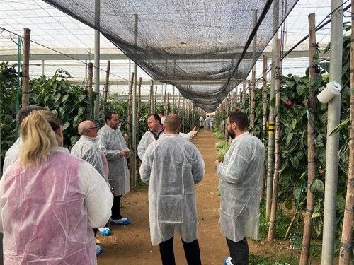 Paco Pino, comercial de Rijk Zwaan, junto a varios agricultores que han visitado la finca de las jornadas