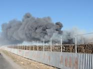 Junto a la valla del recinto se podía ver humo blanco de residuo seco y humo más negro de otros materiales.