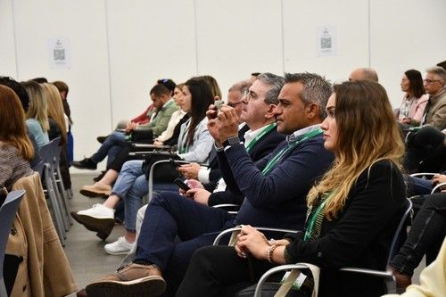 Representantes de HM.CLAUSE atendiendo en las ponencias