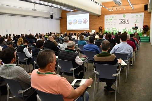 Gran afluencia de público en el Palacio de Congresos de Aguadulce