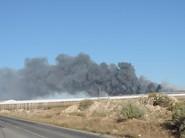 El viento avivó las llamas de inmediato y se llevó el humo hacia el este, para donde soplaba el Poniente.