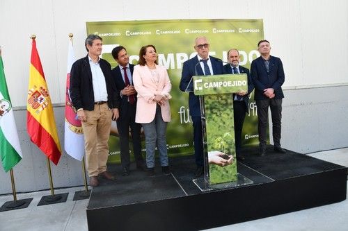 Alcaldes, consejera y presidente de Campoejido, durante los discursos previos al acto.