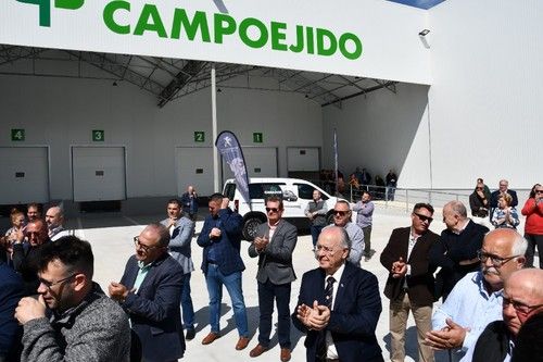 Aplausos a los discursos.