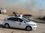 Los agentes siguiendo las evoluciones del fuego desde una distancia prudencial.