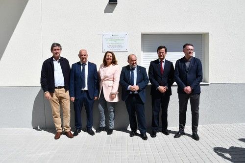 Las autoridades posaron tras descubrir la placa