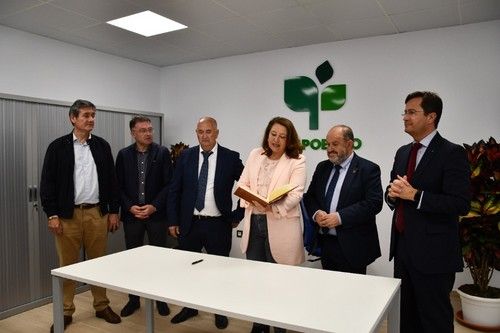 Carmen Crespo leyó su dedicatoria en la inauguración