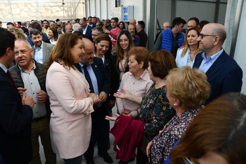 Crespo saludando a unas vecinas