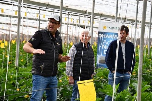 Raimundo García con agricultores asistentes a las jornadas.