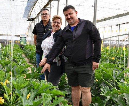 Agricultores, con el técnico Javier Achón, comprobando el buen estado de Dharma.