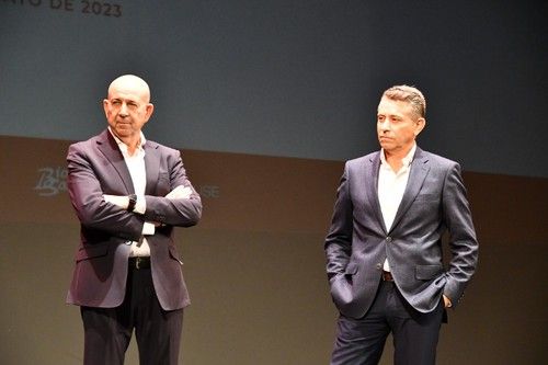 Escuchando la intervención de su compañero.