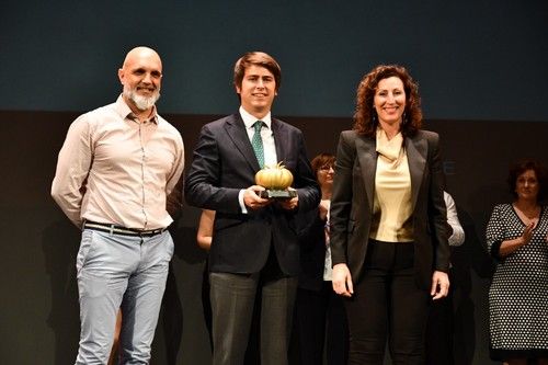 Óscar Babiano y José María Naranjo, de Carrefour, recibieron su galardón de manos de la alcaldesa de Almería.