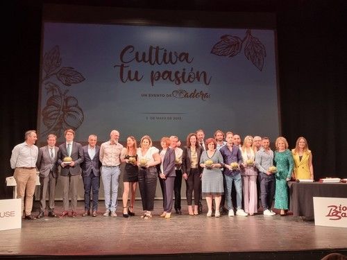 Foto de familia de los premiados con las autoridades.