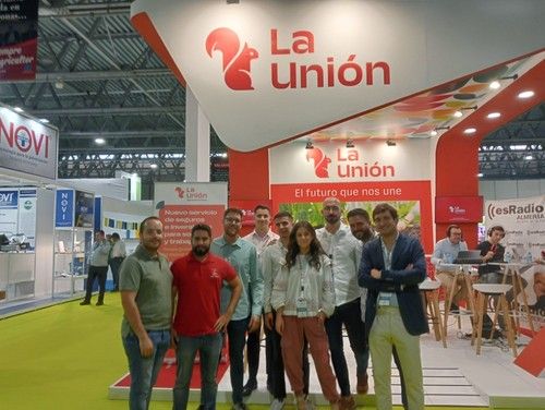 Representantes de La Unión en su stand