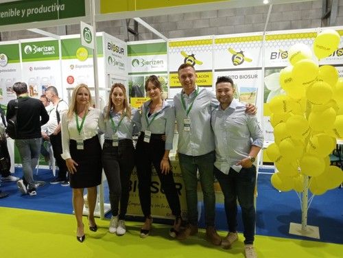 Representantes de BioSur de izquierda a derecha: Sonia Teruel, azafata de promociones; Alba Moreno, administración; Sara Zapata, técnico comercial
Rubén Alonso, técnico comercial; Manolo Sierra, técnico comercial