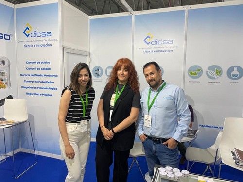 Los representantes de Dicsa, Loli Parra, Rocío Martín  y David Perez