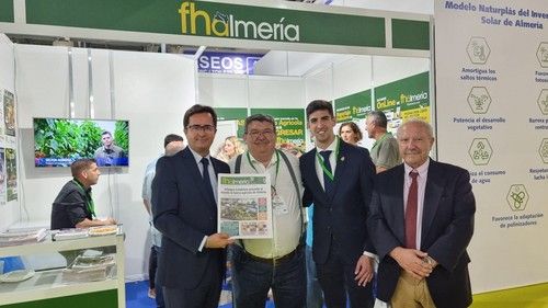 El alcalde ejidense, junto al edil de Agricultura y jefe municipal de este área, con el director de FHALMERÍA, en el expositor que este medio tiene en Infoagro.