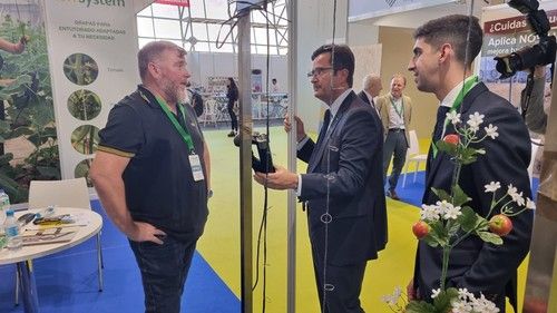El alcalde de El Ejido y el concejal de Agricultura visitando el expositor de Tomsystem.