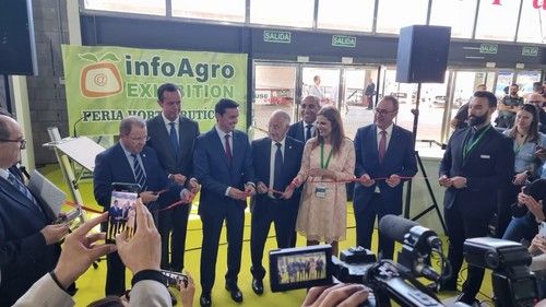 Corte de la cinta inaugural por parte de las autoridades.