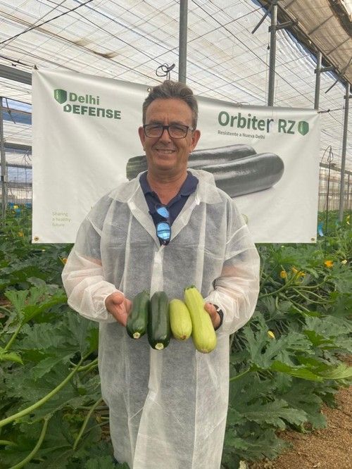 Aureliano Cerezuela, especialista de calabacín de Rijk Zwaan, posando con Kinzica RZ.