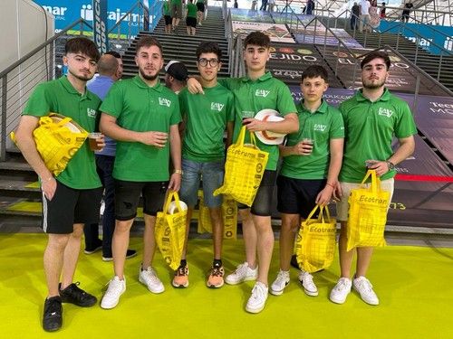 Parte del alumnada de la Escuela Agraria de Vícar en la feria.