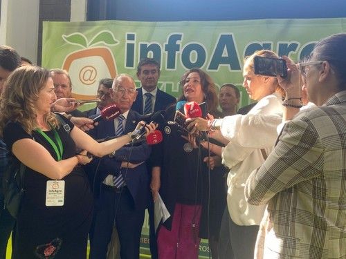 La consejera de Agricultura, Carmen Crespo, ha visitado la feria en su última jornada.