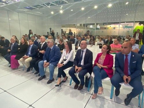 Autoridades en la entrega de premios.