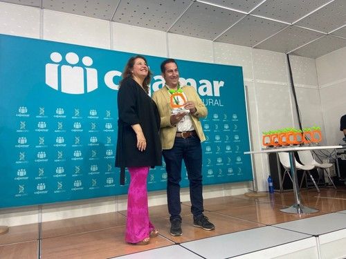 La consejera entrega el premio a Fertinagro.