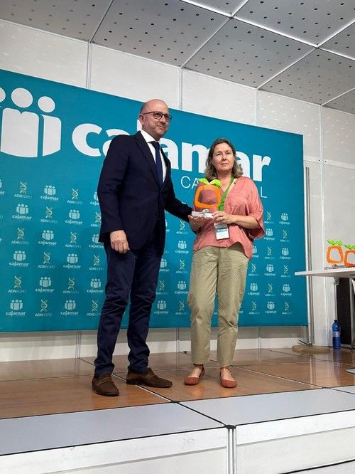 La directora de I+D de Ramiro Arnedo recoge el premio.