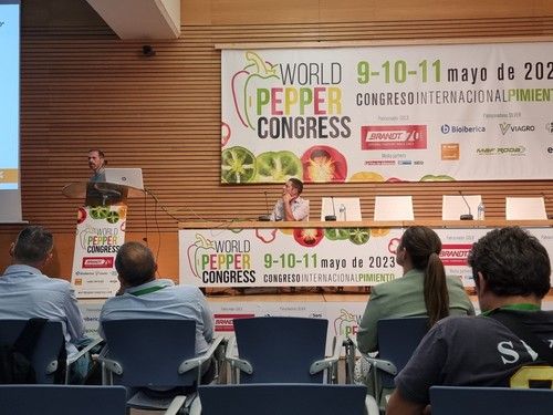 explica Daniel Bellón, Scientist Coordinator de BASF, y Paco Marín, Account Manager, desarrollaron la charla titulada ‘Retos en el cultivo de pimiento: enfermedades y plagas emergentes’.