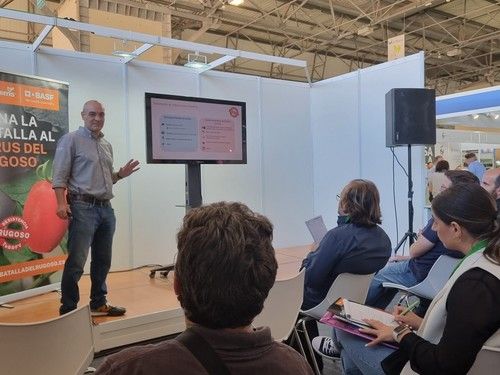 Miguel Espinosa, Key Account manager BASF, ofreció una charla sobre cómo ganar la batalla al virus del rugoso del tomate.