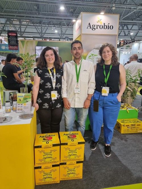 Pilar e Isabel Santorromán con su compañero Alberto Cañabate, de Agrobío.