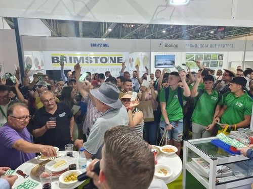 El bingo de FHALMERÍA despertó mucho interés entre el público asistente a la feria.