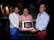 Antonio Carlos Romero entregó la placa al agricultor abderitano Antonio Olivencia Oliva. Los hijos del galardonado recogieron la distinción.