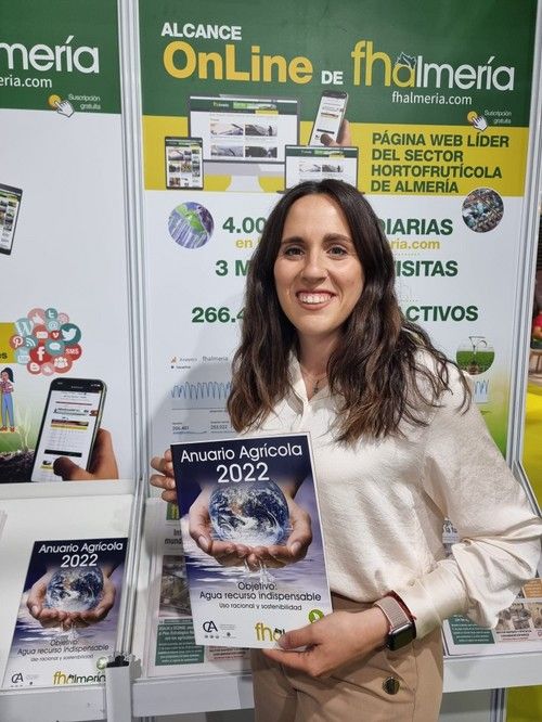 María Magdalena Cara, del departamento de Comunicación de HM.CLAUSE, visitó el expositor de FHALMERÍA.