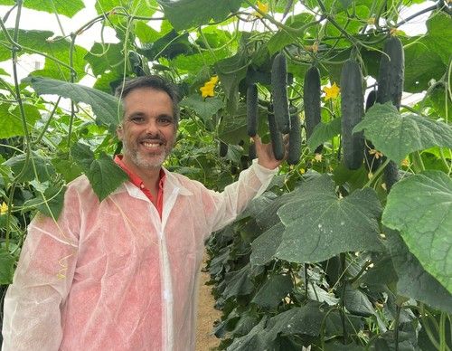 Javier López posando con Kyogan RZ, el nuevo francés de Rijk Zwaan