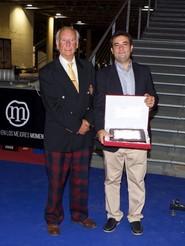 Javier Díaz con Vicente Tur, que recibió una placa por llevar 20 años de cliente de Agroiris.
