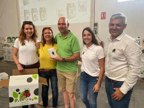 Manuel Requena (centro) ganó una cámara gracias al sorteo realizado entre los asistentes