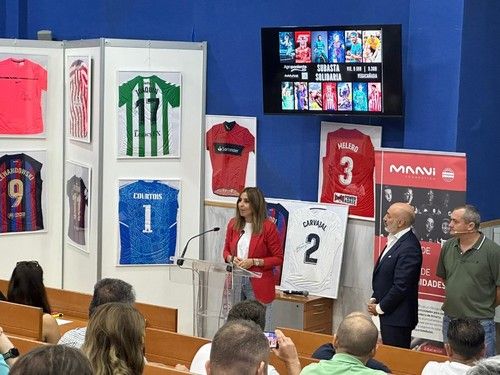 La periodista deportiva Noemí de Miguel se encargó de presentar la subasta.