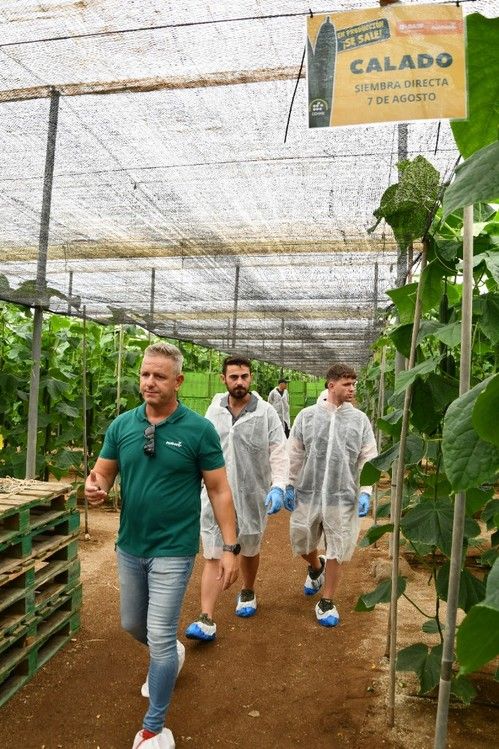 Manu Martínez, de BASF, con algunos asistentes.