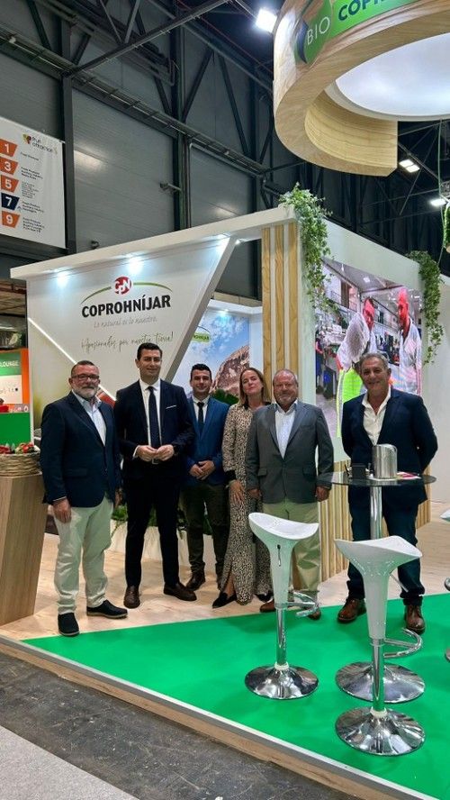 El alcalde de Níjar y el concejal de Agricultura han visitado el expositor de Coprohníjar.