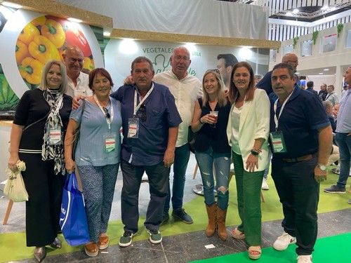 Parte de la junta rectora de Agroiris con amigos.